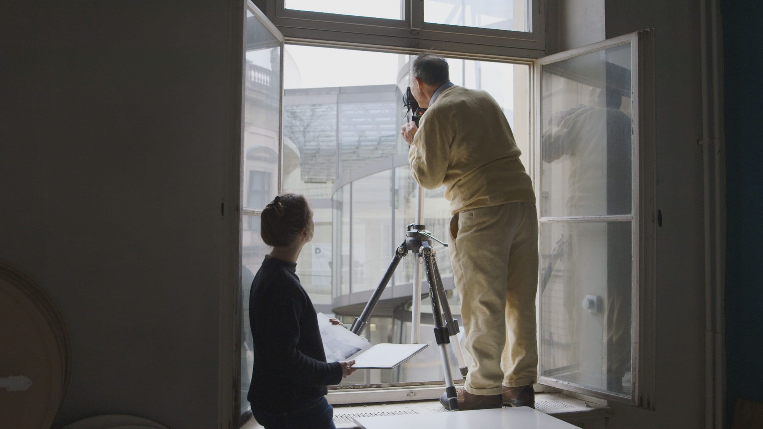 Michael Ruetz bei Aufnahmen zum Timescape-Projekt; Standfoto aus: FACING TIME, Dokumentarfilm, 2023, Produktion und Regie: Annett Ilĳew © Foto: Ines Thomsen © Annett Ilĳew und Michael Ruetz