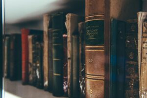 Antiquarische Bücher auf Tisch – Bücher verkaufen zweite Reise