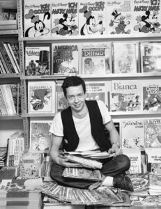 Der junge Benedikt im Comic-Laden (S/W, am Boden sitzend) © Foto: Rita Kohmann