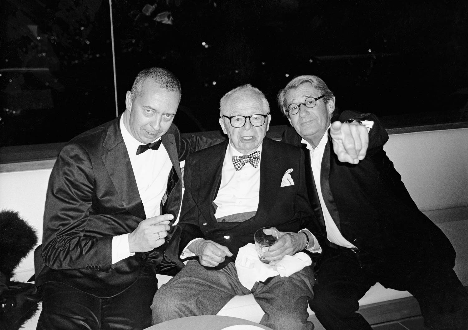 Drei Visionäre unter sich: Benedikt Taschen (links) gemeinsam mit der Fotografie-Legende Helmut Newton und dem Star-Regisseur Billy Wilder. Eine Freundschaft, die Meilensteine der Verlagsgeschichte wie das monumentale „Sumo“-Buch erst möglich machte.Credit: © Foto: Alice Springs
