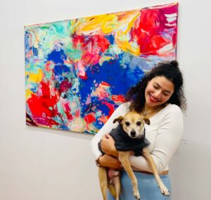 Vernissage Hoppers zu Besuch bei Galerie Grolman: Yasmine Amal mit Cettino vor „Garden of a Soul“.