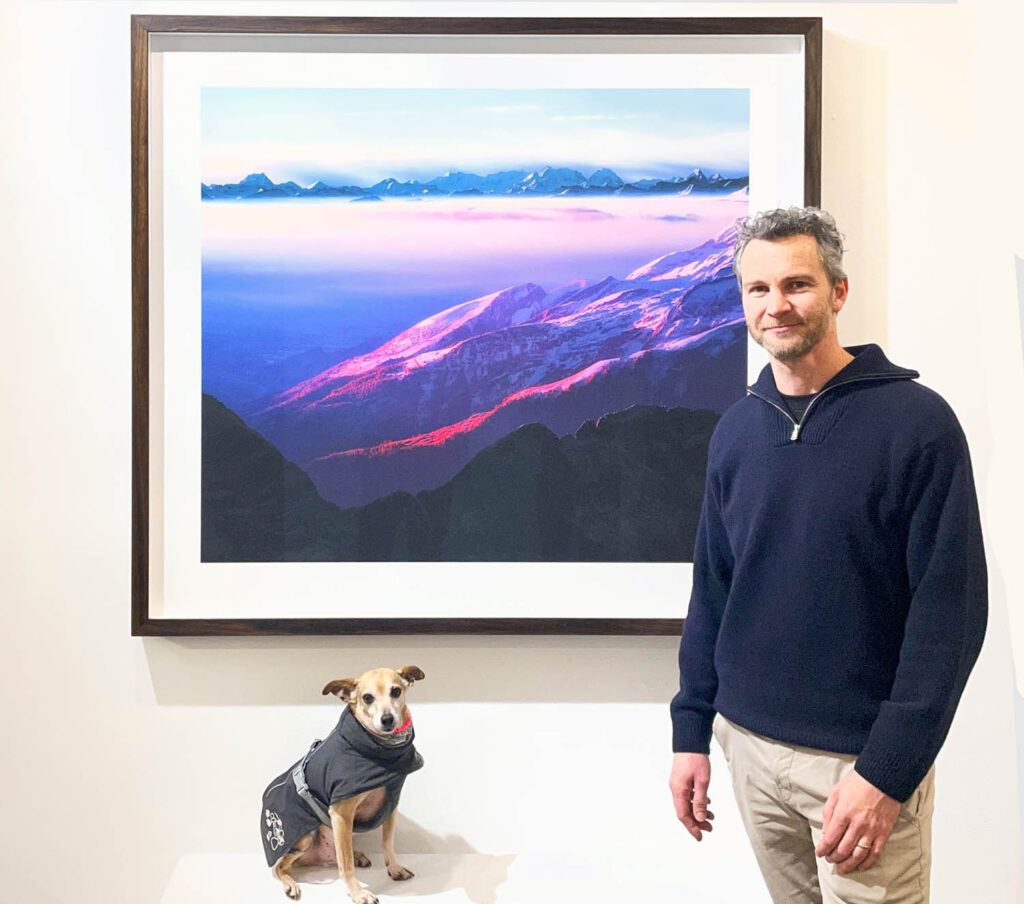Vernissage Hoppers zu Besuch bei Luisa Catucci Gallery: Ausstellung “Nature’s Signature”, 30.01.-22.03.26, Bild: mit Zak van Biljon und „View from Säntis“, 2020