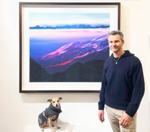 Vernissage Hoppers zu Besuch bei Luisa Catucci Gallery: Ausstellung “Nature’s Signature”, 30.01.-22.03.26, Bild: mit Zak van Biljon und „View from Säntis“, 2020