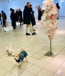 Zeitgenössische Skulptur in der Ausstellung Common Grounds bei Culterim Berlin.