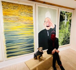 Vernissage Hoppers zu Besuch bei Galerie Creative Game: Künstler Albert Heiser vor seinen Bildern.