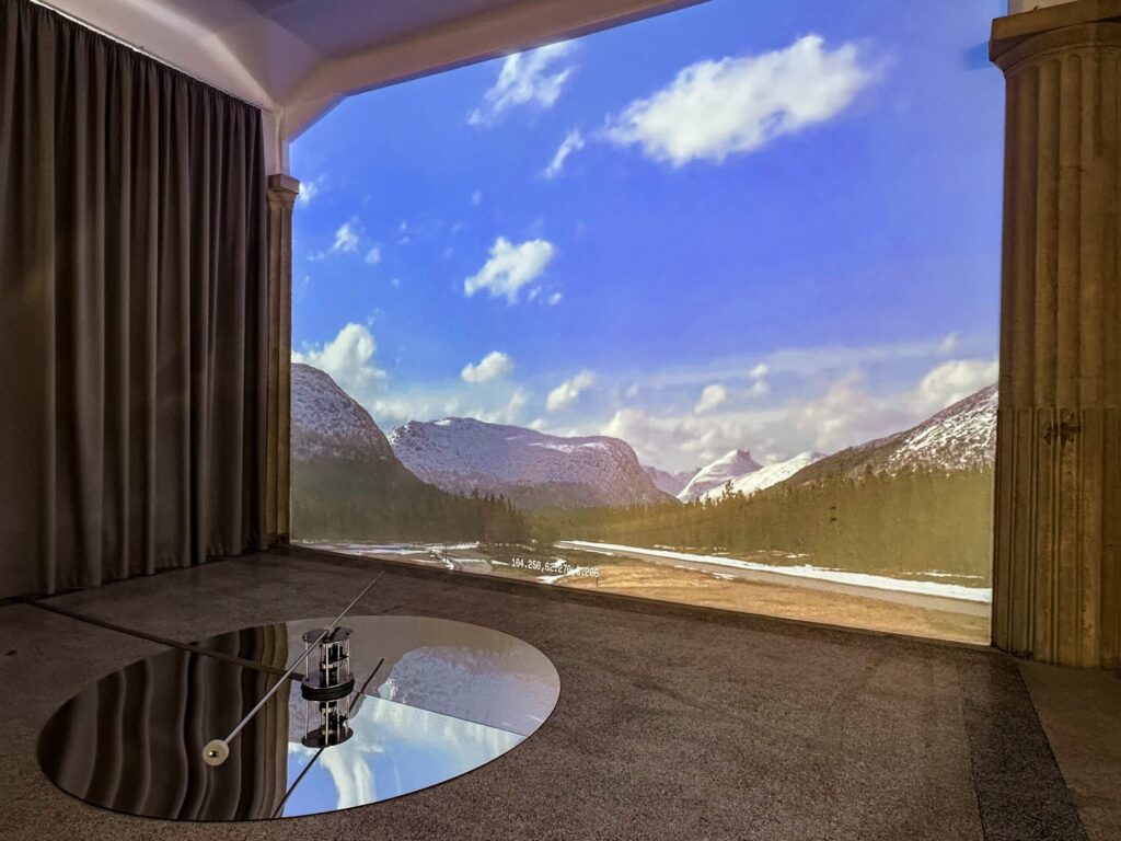 Ausstellung Shifting Weathers in der Villa Heike Berlin mit Werken von Susanne Kriemann und Luiz Zanotello.