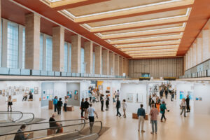 Innenansicht der Haupthalle Flughafen Tempelhof mit dem Messe-Layout der paper positions berlin.