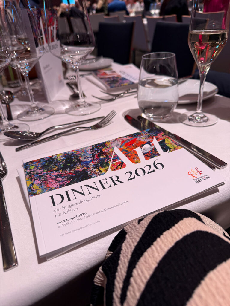 Das Art Dinner der Bürgerstiftung Berlin im WECC mit Gästen und Kunstwerken.
