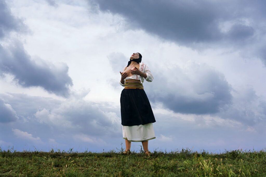 Performance-Kunst von Marina Abramović in der Ausstellung Balkan Erotic Epic im Gropius Bau Berlin.
