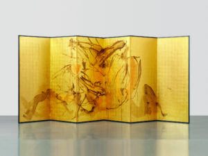 Luciano Castelli, Ausstellung Whispers of Japan, Galerie Deschler Berlin 2026 – Ausstellungsansicht mit bemalten Paravents und kalligraphischen Wandmalereien