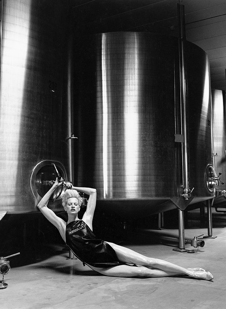 Vernissage Hoppers zu Besuch bei der Newton Foundation: Helmut Newton, „Absolute Vodka", 1995