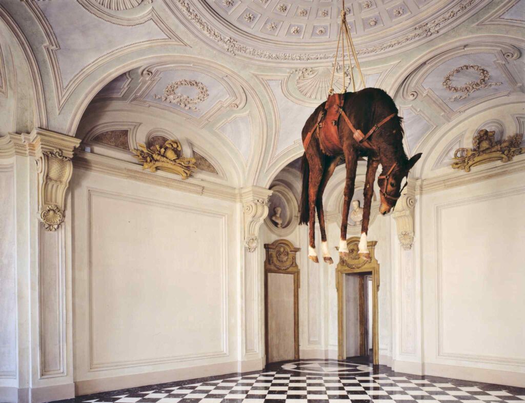 Maurizio Cattelan in der Neuen Nationalgalerie, Einzelausstellung NIGHT im Mies-van-der-Rohe-Bau