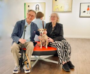 Vernissage Hoppers zu Besuch bei Galerie Haas: Künstler Phelan O'Hara mit den Werken Bride, Bomben auf Yeti und Mädchen mit Kinderwagen
