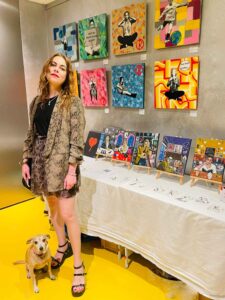Vernissage Hoppers zu Besuch bei Minimalistix Gallery: Irshi vor ihren Werken