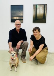 Vernissage Hoppers zu Besuch bei Haus 1: Galeristen Johanna und Philipp Rentschler vor Fotografien von Thorsten Klapsch