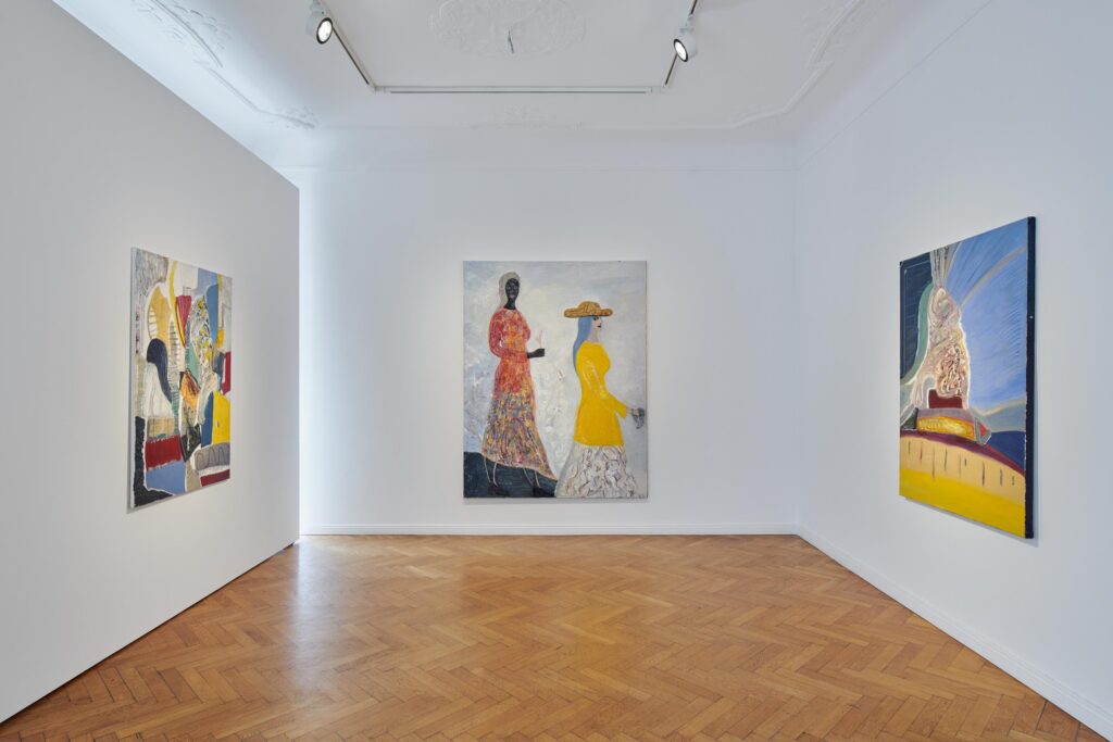 Strawalde Galerie Michael Haas: Ausstellungsansicht Parade mit drei farbintensiven Gemälden im Galerieraum