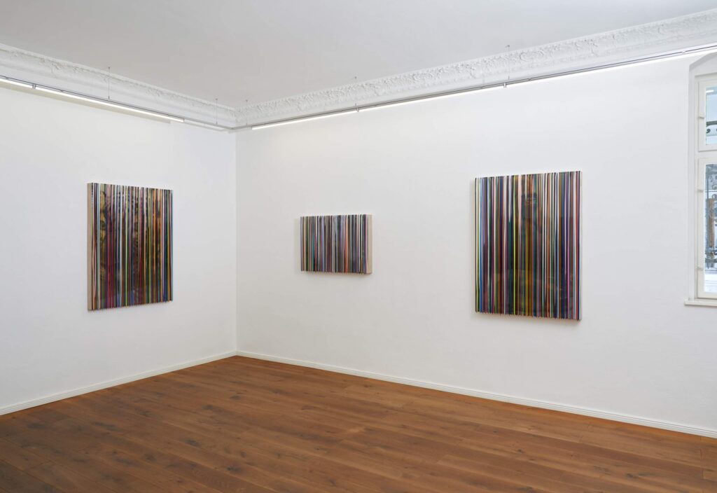 Markus Linnenbrink Taubert Contemporary: Installationsansicht der Ausstellung DIFFERENTLEVELSOFBEING mit drei Foto Drips aus Epoxidharz