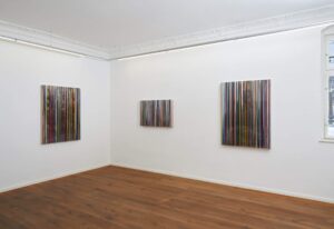 Markus Linnenbrink Taubert Contemporary: Installationsansicht der Ausstellung DIFFERENTLEVELSOFBEING mit drei Foto Drips aus Epoxidharz