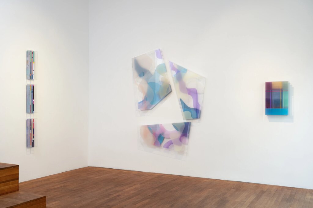 Michael Laube Kuckei + Kuckei: Installationsansicht Take Five mit Acrylglasarbeiten in Pentagonform und fünfteiliger Wandarbeit
