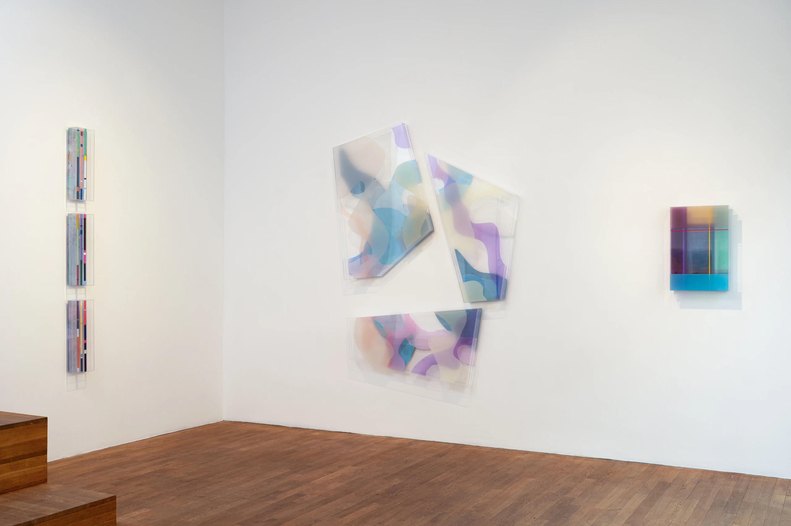 Michael Laube Kuckei + Kuckei: Installationsansicht Take Five mit Acrylglasarbeiten in Pentagonform und fünfteiliger Wandarbeit