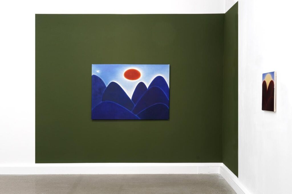 Sol Namgung FWR Galerie: Ausstellungsansicht mit Gemälde blauer Berge unter roter Sonne an olivgrüner Wand